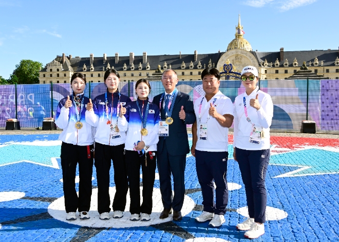 정의선 현대차그룹 회장이 여자 양궁 단체 국가대표 선수들(왼쪽부터 남수현, 임시현, 전훈영), 코치진(왼쪽부터 양창훈 감독, 김문정 코치)과 기념 촬영하고 있다. / 사진=현대차그룹 제공