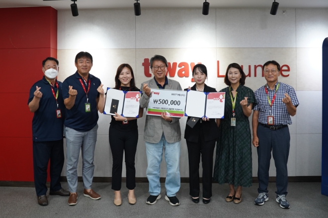 티웨이항공은 지난 25일 김포공항 화물청사에서 정홍근 대표이사와 임직원들이 참석한 가운데, ‘2024년 상반기 베스티(Best’) 시상식’을 진행했다고 29일 밝혔다. 사진은 티웨이항공 2024년 ‘베스티(Best’)’에 선정된 임직원들이 표창장을 들고 임원들과 기념 촬영을 하는 모습. (사진 = 티웨이항공 제공)