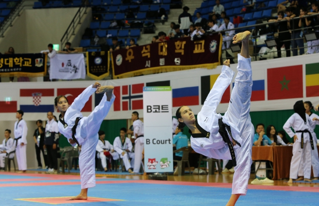 이바나 키셀로바 선수(오른쪽)가 경연을 펼치고 있는 모습.