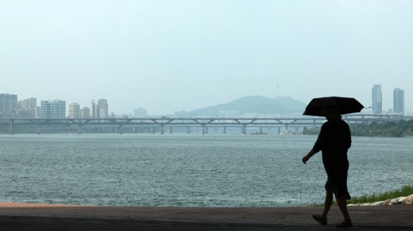 지난 24일 오후 서울 송파구 잠실한강공원에서 시민들이 휴식을 취하고 있다.