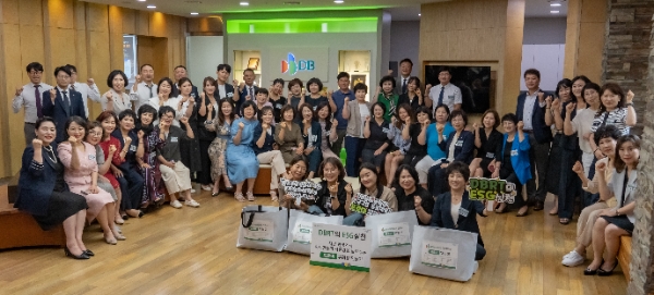 지난 20일 경기도 광주시 DB인재개발원에서 우수영업가족 DBRT(DB Round Table) 50명이 키트를 제작하고 기념촬영을 하고있다. / 사진=DB손해보험 제공