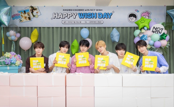 NCT WISH 멤버들이 지난 29일 경기도 수원시 소재 아동복지기관인 경동원을 찾아 봉사활동을 진행하고 기념촬영을 하고 있다. / 사진=카카오뱅크 제공