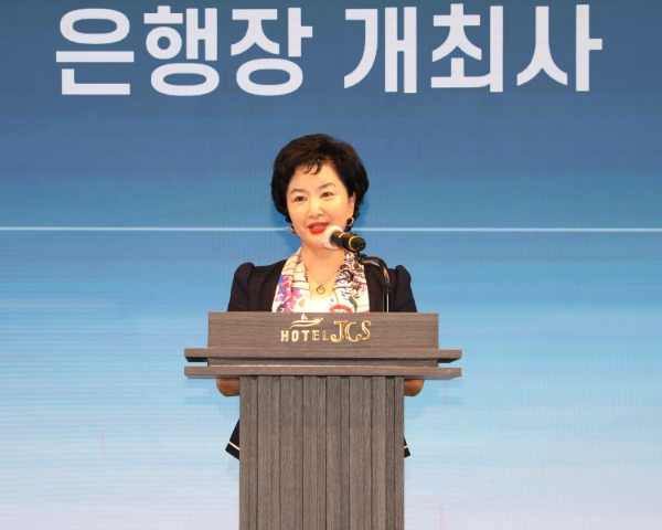 Sh수협은행은 지난 25일부터 이틀간, 전남 여수 JCS호텔에서 상반기 성과와 하반기 경영목표를 공유하는 ‘2024년 하반기 수협은행 경영전략회의’를 개최했다. 이 자리에서 강신숙 은행장은 하반기에는 ▲원칙‧규정 중심의 내부통제 강화 ▲적극적인 연체관리를 통한 자산건전성 제고 ▲질적성장 지속을 위한 비이자이익 확대 등에 역량을 집중해 주어진 목표를 달성하고 고객중심경영을 실현하자”고 당부했다. / 사진=Sh수협은행 제공