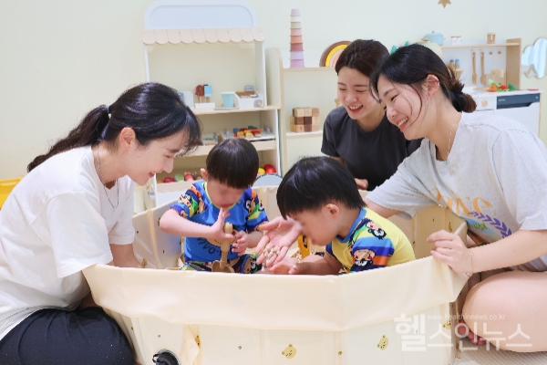 서울아산병원 응급실 의료진이 지난 29일 한사랑장애영아원 아동들과 함께 놀이를 하고 있다