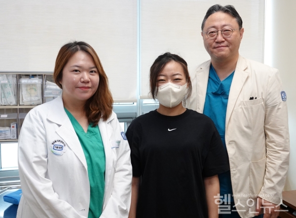 (왼쪽부터) 서성임 신장이식 전담간호사, 100번째 ‘피부 최소절개 신장이식 수술’ 30대 여성 환자, 혈관·이식외과 박순철 교수