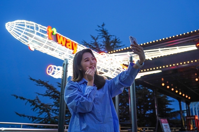 티웨이항공은 대구 달서구에 위치한 이월드 83타워 4층 광장에 대형 비행기 조형물을 설치, 오는 12월 31일까지 인증샷 이벤트를 실시한다고 30일 밝혔다. 사진은 모델이 대구 이월드 내 티웨이항공 항공기 조형물 앞에서 인증샷을 촬영하는 모습. (사진 = 티웨이항공 제공)