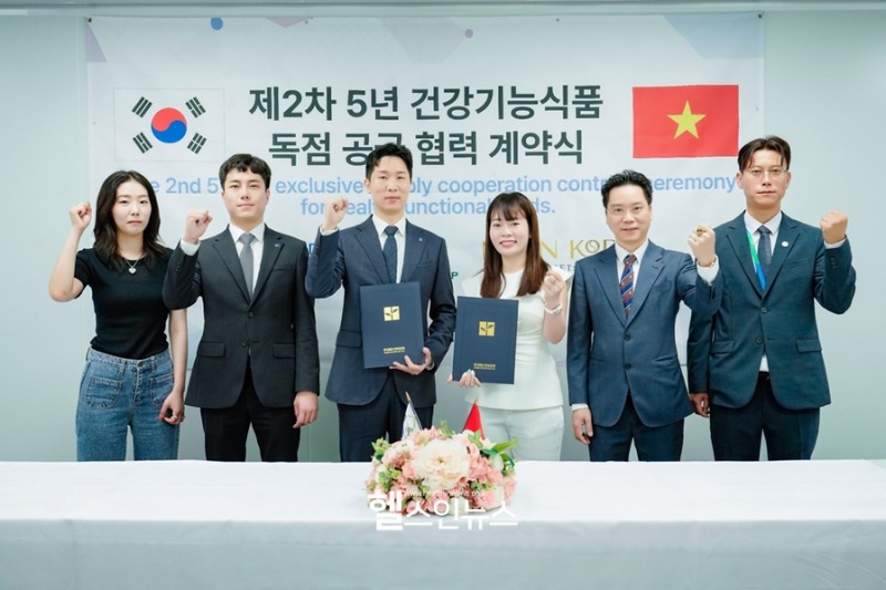 한미양행은 루이안트 코리아 코스메틱스 파마슈티컬 컴퍼니와 건강기능식품 독점 공급 계약을 체결했다고 밝혔다. (왼쪽 세번째) 정원영 한미양행 이사와 (왼쪽 네번째) 응안 루이안트 대표 (한미양행 제공)