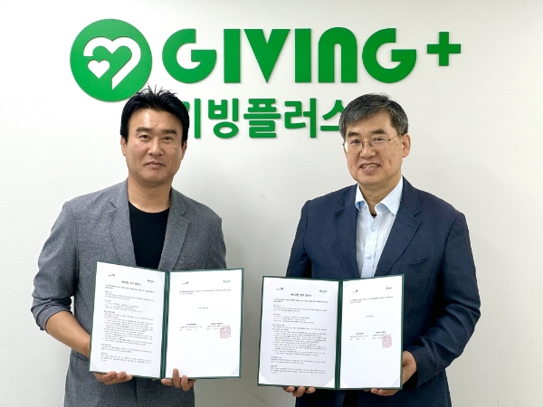 (왼쪽부터) 이연에프엔씨 류성 이사, 기빙플러스 김인종 본부장