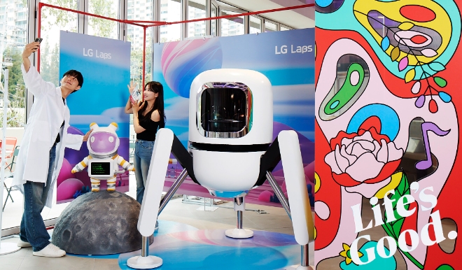 LG전자가 7월 30일부터 8월 25일까지 서울 영등포구 양평동에 위치한 ‘그라운드220’에서 LG 랩스(LG Labs)의 다양한 제품을 체험하는 ‘우와한 Life’s Good 연구소’ 팝업존을 운영한다. 사진은 맛과 향이 다른 두 가지의 캡슐을 한 번에 추출하는 캡슐 커피머신 ‘듀오보(DUOBO)’ 체험 공간.