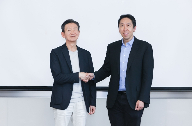LG유플러스 황현식 사장이 인공지능 세계 4대 석학 중 한 명인 앤드류 응 스탠퍼드대 교수와 만나 글로벌 AI 협력 방안에 대해 논의했다. 사진은 29일 오후 LG유플러스에서 만난 황현식 사장(왼쪽)과 앤드류 응 교수의 모습.