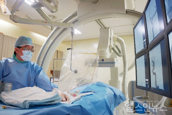 가톨릭대학교 부천성모병원 뇌졸중센터장 신경외과 김성림 교수가 뇌혈관내수술을 시행하고 있다.