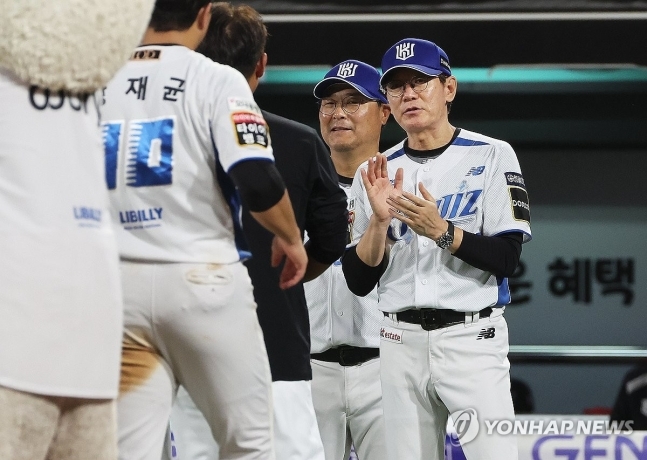 기뻐하는 이강철 감독