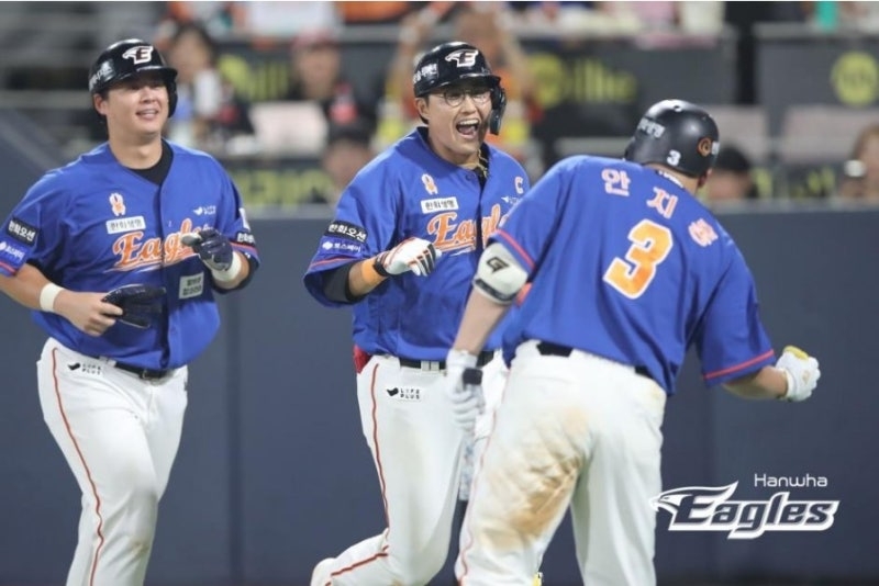 '류현진 머쓱한 6승' 한화, KT에 18-7 대승... 시원한 타격쇼 쾅!쾅!쾅!