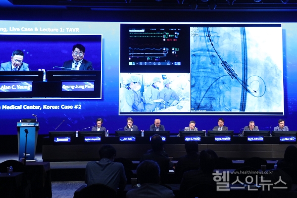 작년 열린 제12회 심장판막 및 구조 심질환 중재시술 국제학술회의 라이브 케이스 세션에서 경피적 대동맥판막 치환술을 설명하고 있다