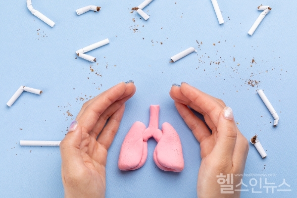 초기 증상 거의 없는 폐암... 기침·객담 등 의심 증상 있다면 즉시 진단 받아봐야, 비흡연자 폐암환자 비율 증가 추세, 정기적 폐암 검진도 필수 (클립아트코리아)