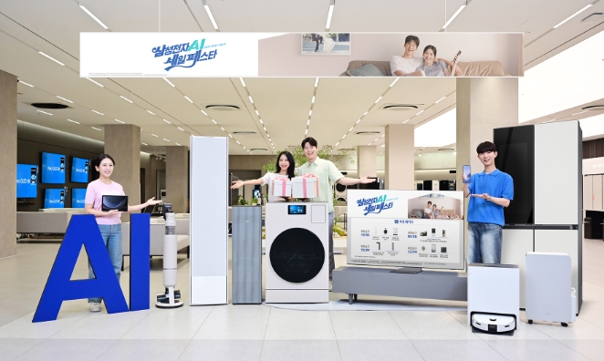 삼성전자 모델이 삼성스토어 대치점에서 '삼성전자 AI 세일 페스타'를 소개하고 있다.