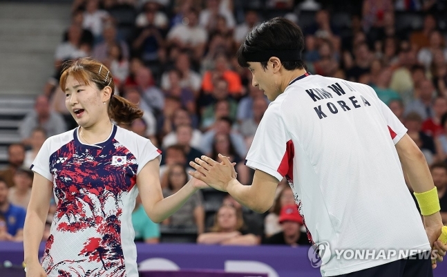 환호하는 김원호-정나은