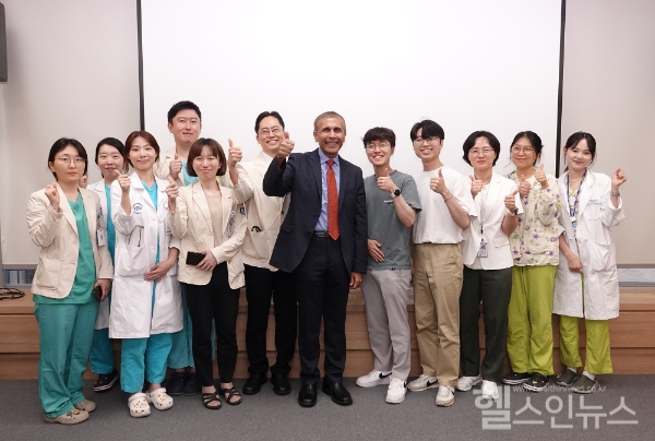 특강을 진행한 Javed Butler 박사와 참석자들의 모습