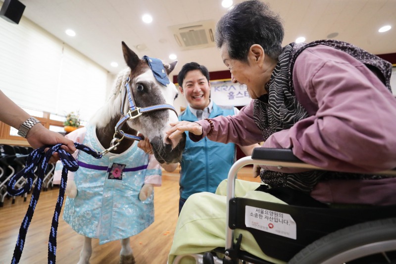 한국마사회, 서울요양원 후원 물품 전달·홀스테라피 행사 성공적 개최