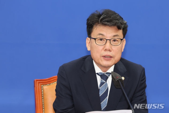 진성준 더불어민주당 정책위의장이 지난달 11일 오전 서울 여의도 국회에서 열린 정책조정회의에서 발언하고 있는 모습. (사진 = 뉴시스)