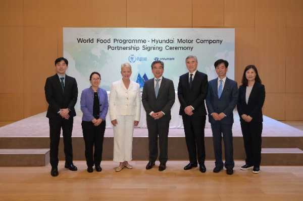 (오른쪽부터) 허현숙 현대차그룹 상무, 이항수 현대차그룹 전무, 성 김 현대차 고문, 장재훈 현대차 사장, 신디 매케인 WFP 사무총장, 박경란 WFP 비상대응국장, 한석진 WFP 한국사무소장 직무대행이 협약식에서 기념사진을 찍고 있는 모습