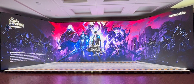 코리아하우스 내 대형 LED에서 '나 혼자만 레벨업:어라이즈' 시네마틱 영상이 상영 중이다. 사진 제공 : 넷마블