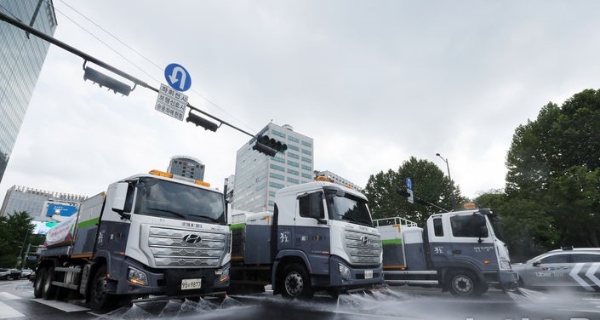 연일 폭염이 이어지는 가운데 구청 관계자들이 1일 서울 중구 남대문에서 광화문 사거리까지 살수차를 이용해 도심 도로를 식히고 있다.