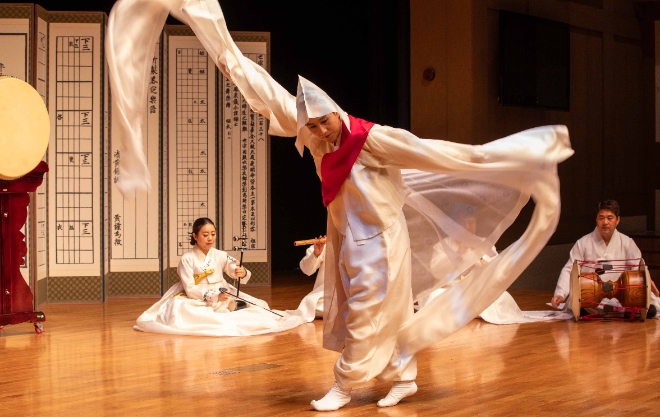 지난 1일 서울남산국악당 크라운해태홀에서 열린 제1회 누리한음회에서 백경우 명무가 ‘승무와 대풍류’ 공연을 하고 있다. / 사진=크라운해태 제공