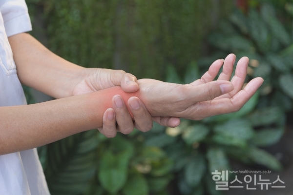 스마트폰의 보급으로 전 연령대가 주의해야 하는 손목터널증후군, 손가락부터 손바닥까지 증상 다양하게 나타나 (클립아트코리아)