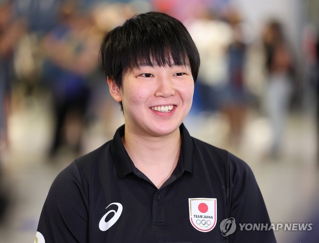 일본 취재진과 인터뷰하는 야마구치