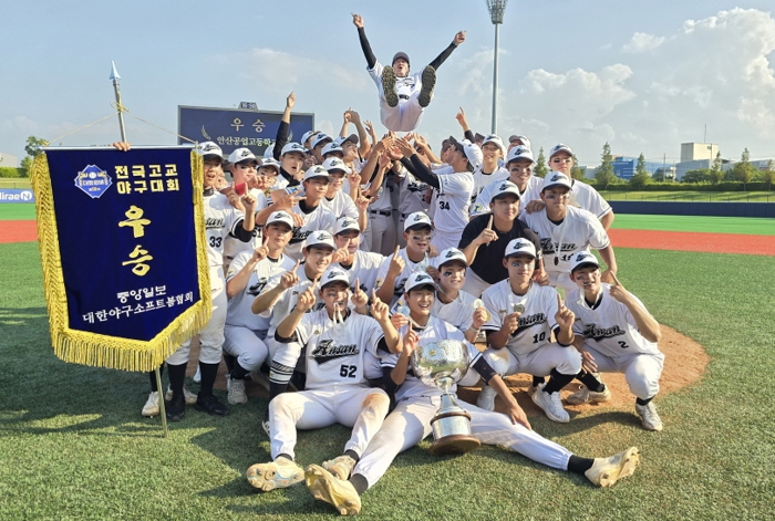 ‘제58회 대통령배 전국고교야구대회’에서 우승을 차지한 안산공업고등학교 야구부 기념사진.