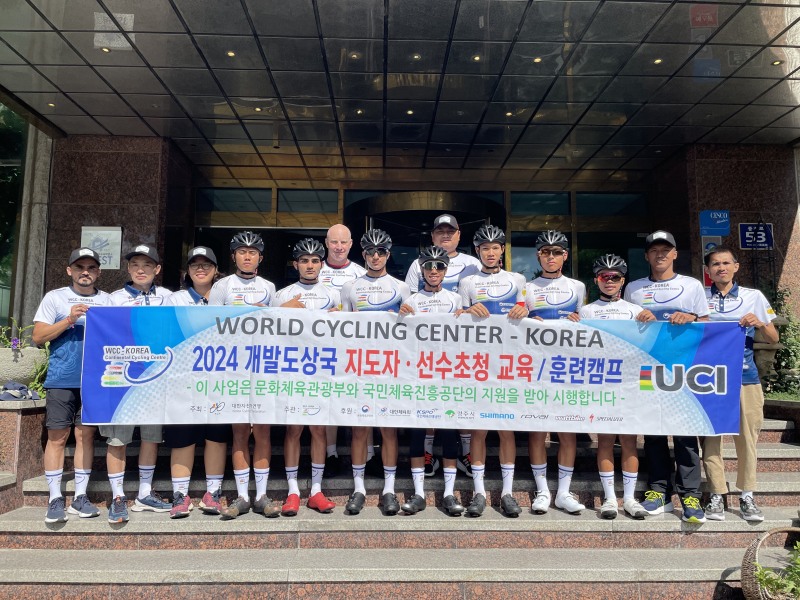 2024년 World Cycling Centre – 국제 남자 주니어 사이클 캠프 참가자 사진