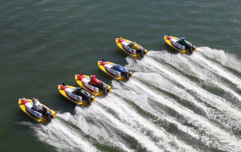 미사리경정장에서 출전 선수들이 경주를 출발하고 있다