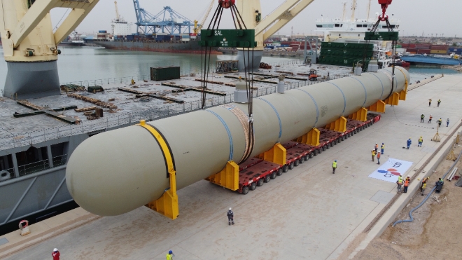 CJ대한통운의 중동 자회사 CJ ICM이 이라크 움 카스르(Umm Qasr)항에서 초중량물 운송을 준비하는 모습. 길이 83.5m, 무게 890톤 규모의 초대형 LPG 저장탱크가 656개(164축)의 타이어로 조립된 특수운송장비 SPMT(자체 추진 모듈 트레일러) 위에 실리고 있다. 여러 대의 SPMT들이 레고처럼 전면, 후면, 측면으로 서로 연결돼 적재 공간을 유연하게 확장하고 화물의 하중을 분산시킬 수 있다. CJ ICM은 초중량물에 특화된 운송장비와 전문인력을 투입해 항에서 약 95㎞ 떨어진 바스라(Basrah) 지역 인근 정유공장 고도화 설비공사 현장으로 석유정제시설, 건설자재 등 총 268개(110만톤)의 화물들을 10개월에 걸쳐 안전하게 옮겼다.