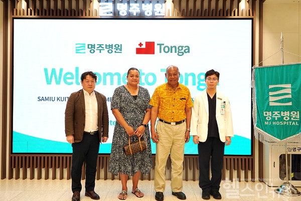 우측 첫번째 : 신홍주 의무원장 / 우측 두번째 : 싸미우 쿠이타 바이푸루(SAMIU KUITA VAIPULU)부통령