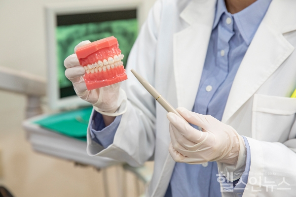 이가 없으면 잇몸으로 씹어라? NO! 자연치아 상실 시 신속한 대처가 중요한 이유, 빈 공간 방치하면 다양한 건강 이상 증상 부를 수 있어 (클립아트코리아)