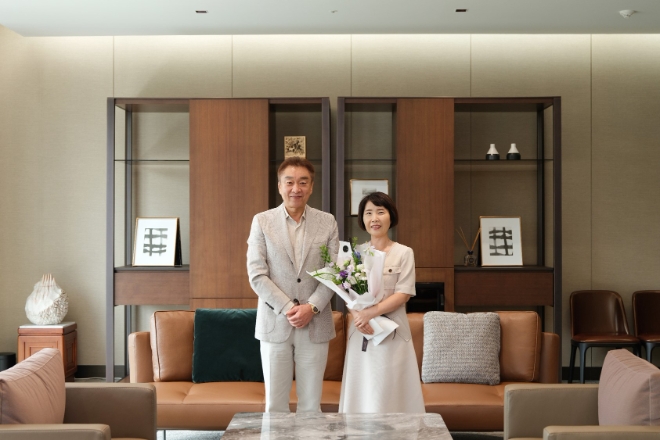 지난 5일 아워홈 마곡 본사에서 이영열 부회장(왼쪽)과 이정선 씨(반효진 선수 모친)가 기념 촬영을 진행하고 있다. / 사진=아워홈 제공