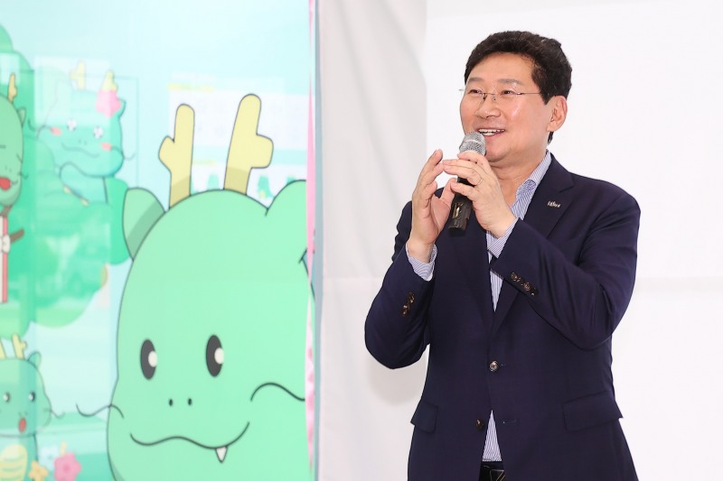 이상일 용인특례시장이 조아용 홍보존 개소를 축하하며 인사말을 하고 있는 모습