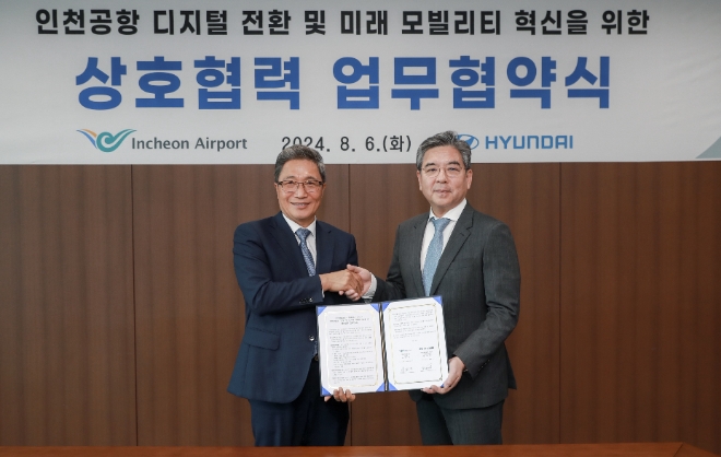 장재훈 현대차 사장(오른쪽), 이학재 인천공항공사 사장이 협약식 후 기념 촬영하고 있다. / 사진=현대차 제공