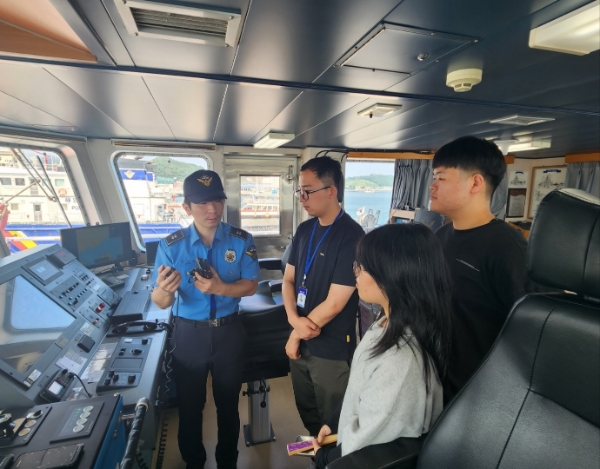 함정 항해 업무를 실습하고 있는 모습. / 사진=여수해경 제공