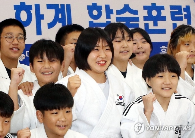 후배들과 함께 기념 촬영하는 허미미