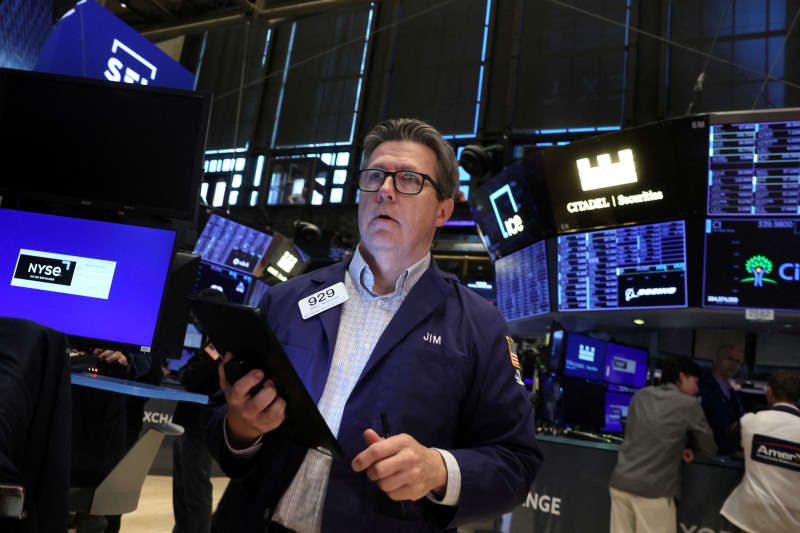 뉴욕증권거래소(NYSE)에서 한 트레이더가 작업하고 있다. 사진=연합뉴스/로이터