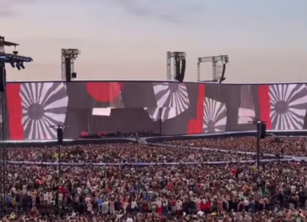 아델의 독일 콘서트에서 욱일기가 등장한 모습 (출처 : 온라인 커뮤니티)