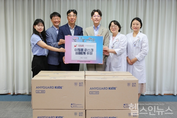 이승대 한림대성심병원 행정부원장(왼쪽에서 네 번째)과 김완식 한마음혈액원 혈액기획국장(왼쪽에서 세 번째)