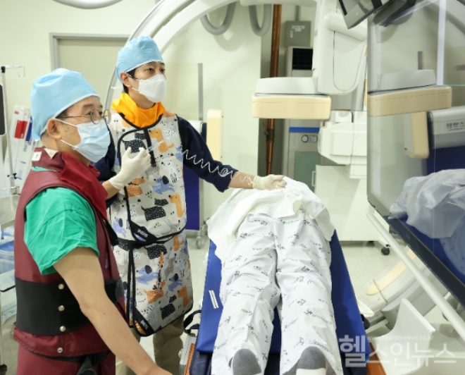 김동준 영상의학과 교수(왼쪽 첫번째)와 하우석 신경과 교수(가운데)가 DSM 검사를 시행하고 있다