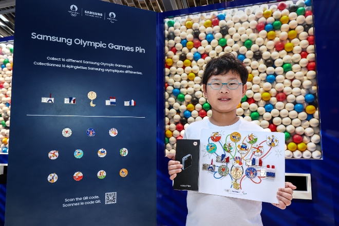 삼성전자는 2024 파리 올림픽에서 ‘올림픽 핀’의 전통을 재해석한 ‘삼성 올림픽 핀 마스터 챌린지’ 프로그램을 진행한다고 7일 밝혔다. 사진은 파리 마리니 광장에 위치한 '삼성 올림픽 체험관'에서 삼성 올림픽 핀 마스터가 된 벤 최 군이 수집한 16개의 삼성 올림픽 핀을 들고 기념촬영을 하는 모습. (사진 = 삼성전자 제공)
