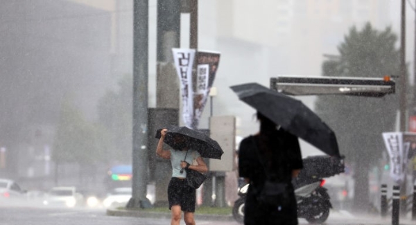 강한 소나기가 내린 지난 5일 오후 대구 동구 동대구역네거리 인근에서 우산을 쓴 시민들이 발걸음을 재촉하고 있는 모습.
