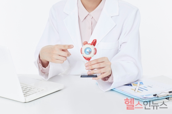 눈에 하얀막 생기는 익상편(군날개), 백내장과 비슷해 헷갈리기 쉬워... 발견 즉시 제거하는 게 좋고 생활 습관 관리로 위험인자 관리 필요해 (클립아트코리아)