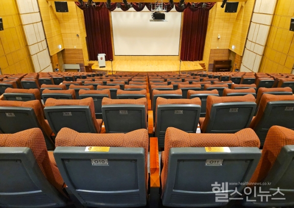 1호, 2호 좌석기부 명패가 새겨진 고려대 의과대학 유광사홀 전경