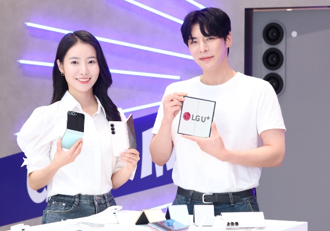 LG유플러스가 삼성전자의 최신 스마트폰인 갤럭시 Z 플립6·갤럭시 Z 폴드6 출시 기념으로 구매 고객에게 다양한 혜택을 제공하는 ‘U일무이한 갤럭시 AI 페스타’를 진행한다. 사진은 LG유플러스 모델이 갤럭시 Z 플립6·갤럭시 Z 폴드6를 소개하는 모습.